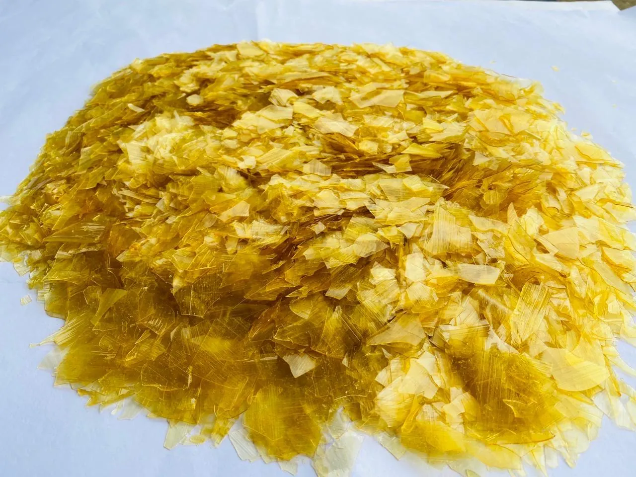 Dewaxed lemon shellac flakes