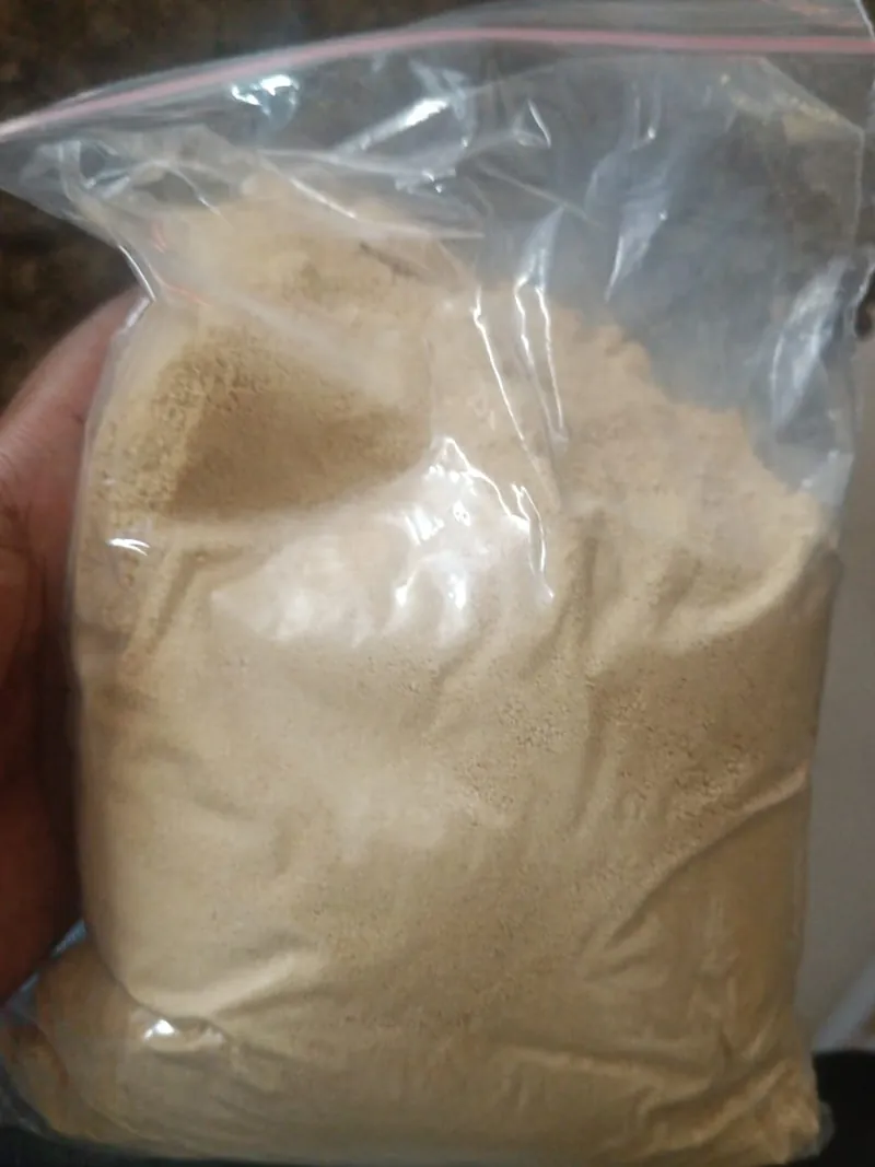 Dewaxed E904 food-grade shellac powder in a sample bag
