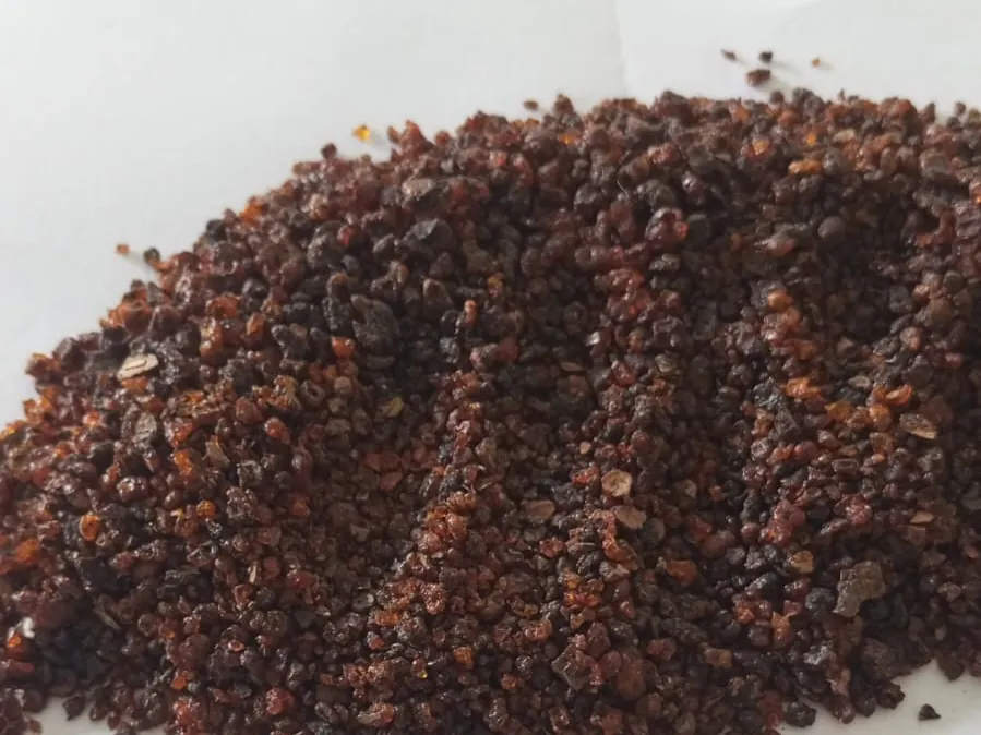 Baisakhi (Rangeeni) seedlac granules, orange to red-brown